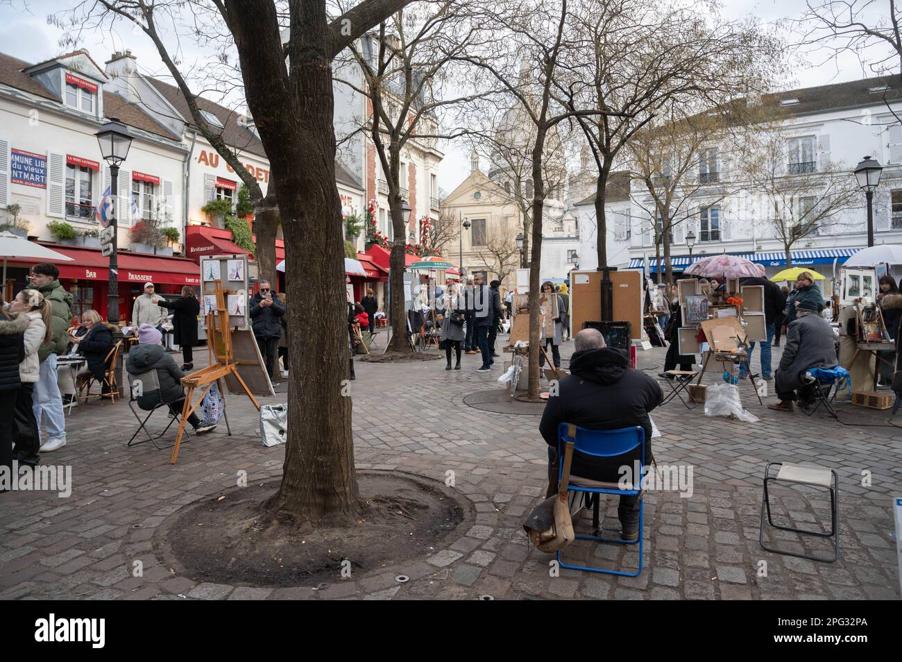 Künstler und Karikaturisten auf dem Place du Tertre Artists Square in Montmartre, Paris, Frankreich Stockfoto