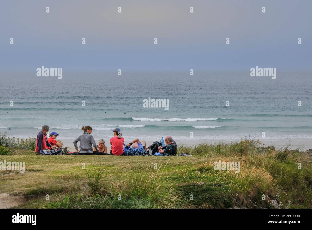 An einem der heißesten Tage des Jahres in Großbritannien genossen Wanderer an der Küste von Newquay den warmen, trüben Sonnenschein und die willkommene kühle Meeresbrise Stockfoto
