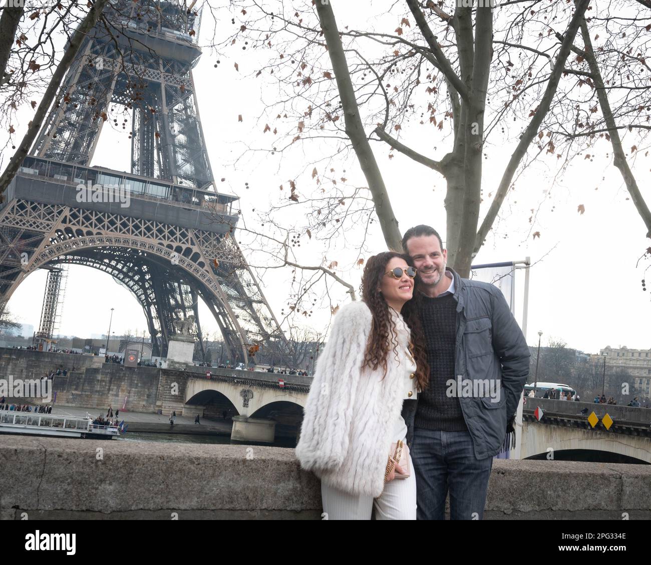 Ein junges Paar posiert vor dem Eiffelturm Stockfoto