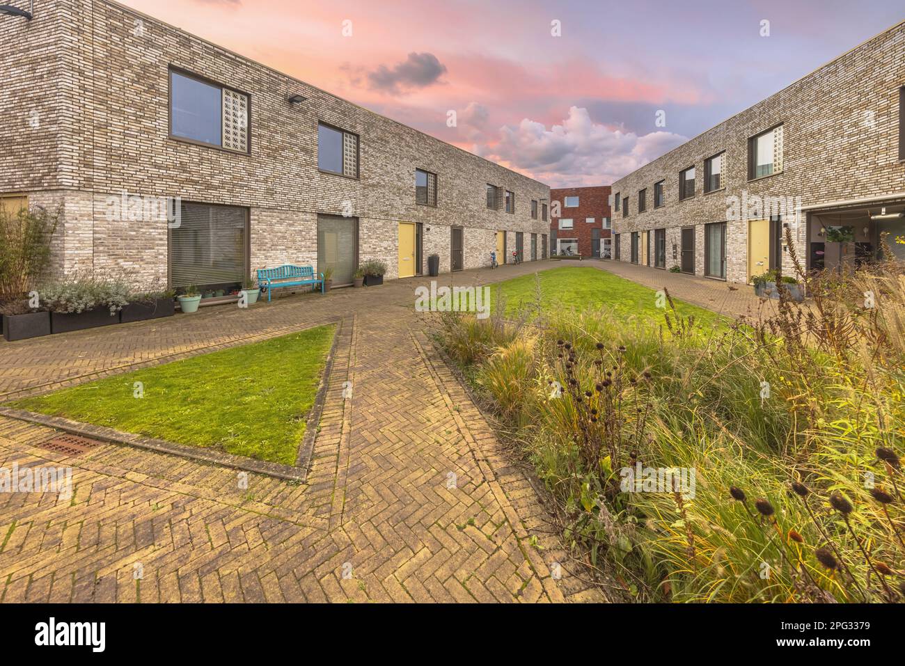 Moderne Wohngemeinde in der niederländischen Stadt Groningen. Zeitgenössische Apartments im flachen Wohngebäude von außen. Gehäusestruktur mit Comm Stockfoto