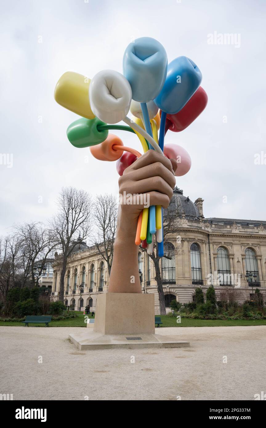 Bouquet of Tulips ist eine Skulptur des amerikanischen Künstlers Jeff Koons, die sich vor dem Petit Palais in Paris befindet Stockfoto