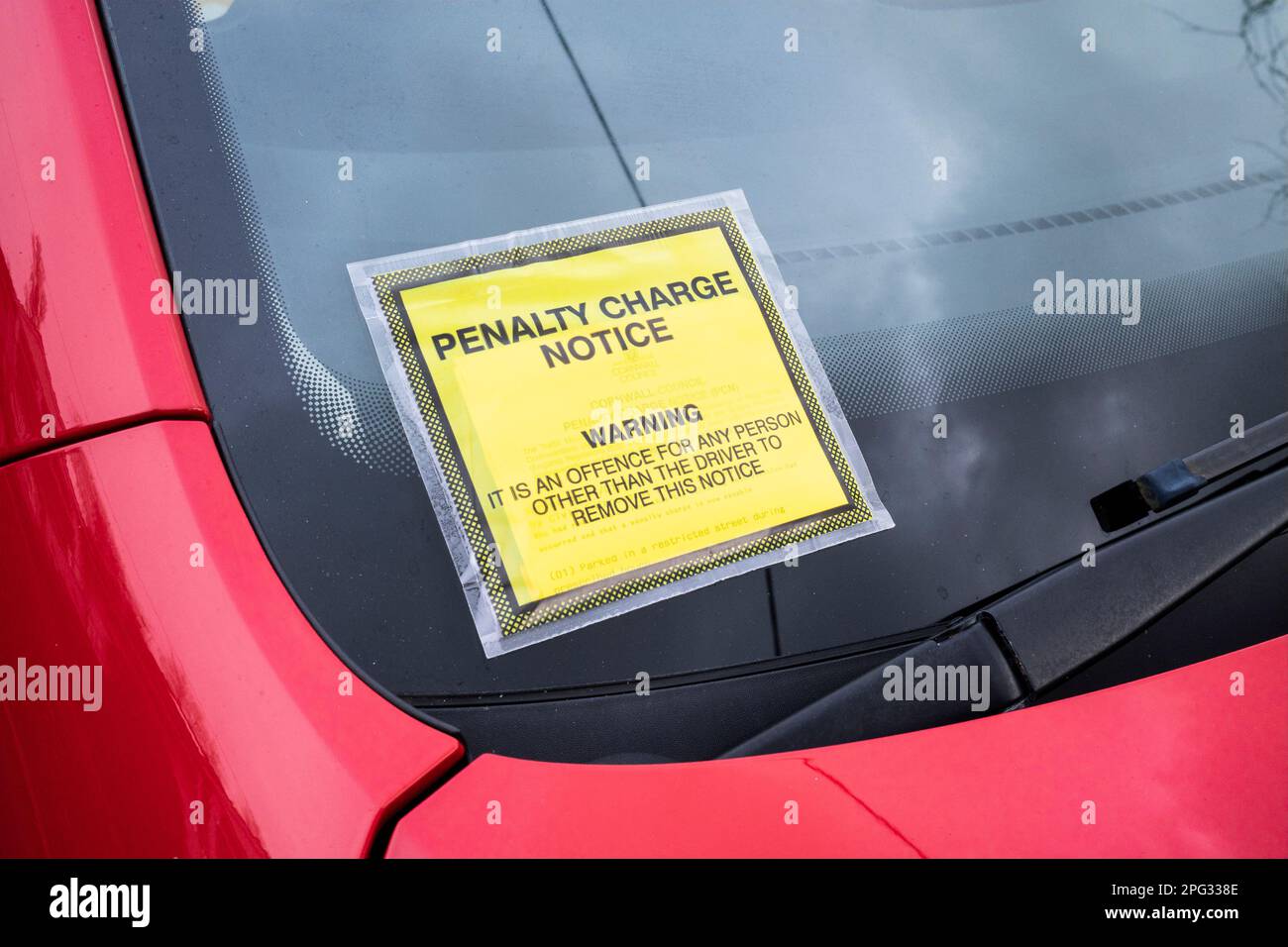 Ein Strafzettel auf der Windschutzscheibe eines Autos, das illegal in einer Straße in Newquay in Cornwall im Vereinigten Königreich geparkt ist. Stockfoto