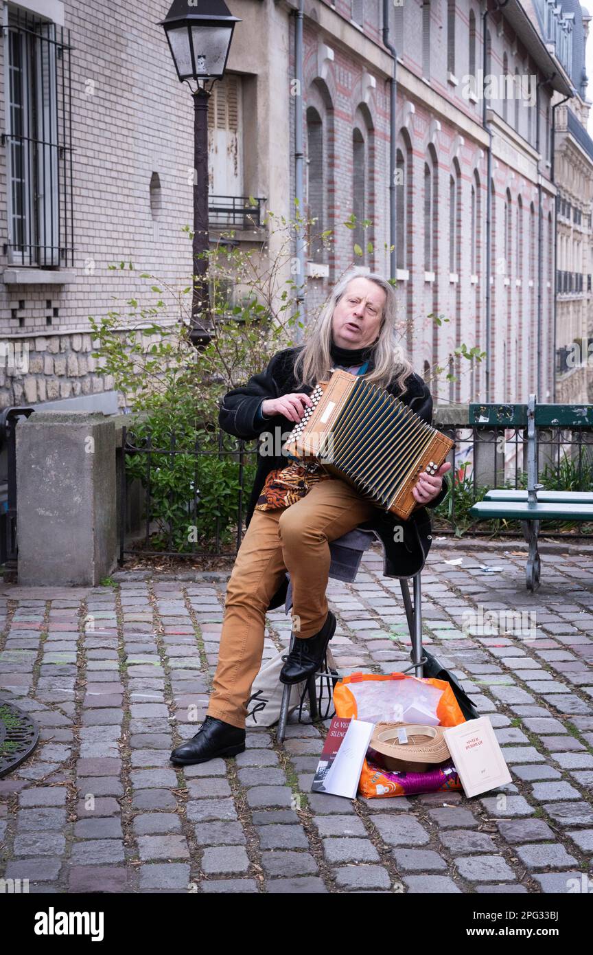 Busker spielt Akkordeon in Montmartre in Paris, Frankreich Stockfoto