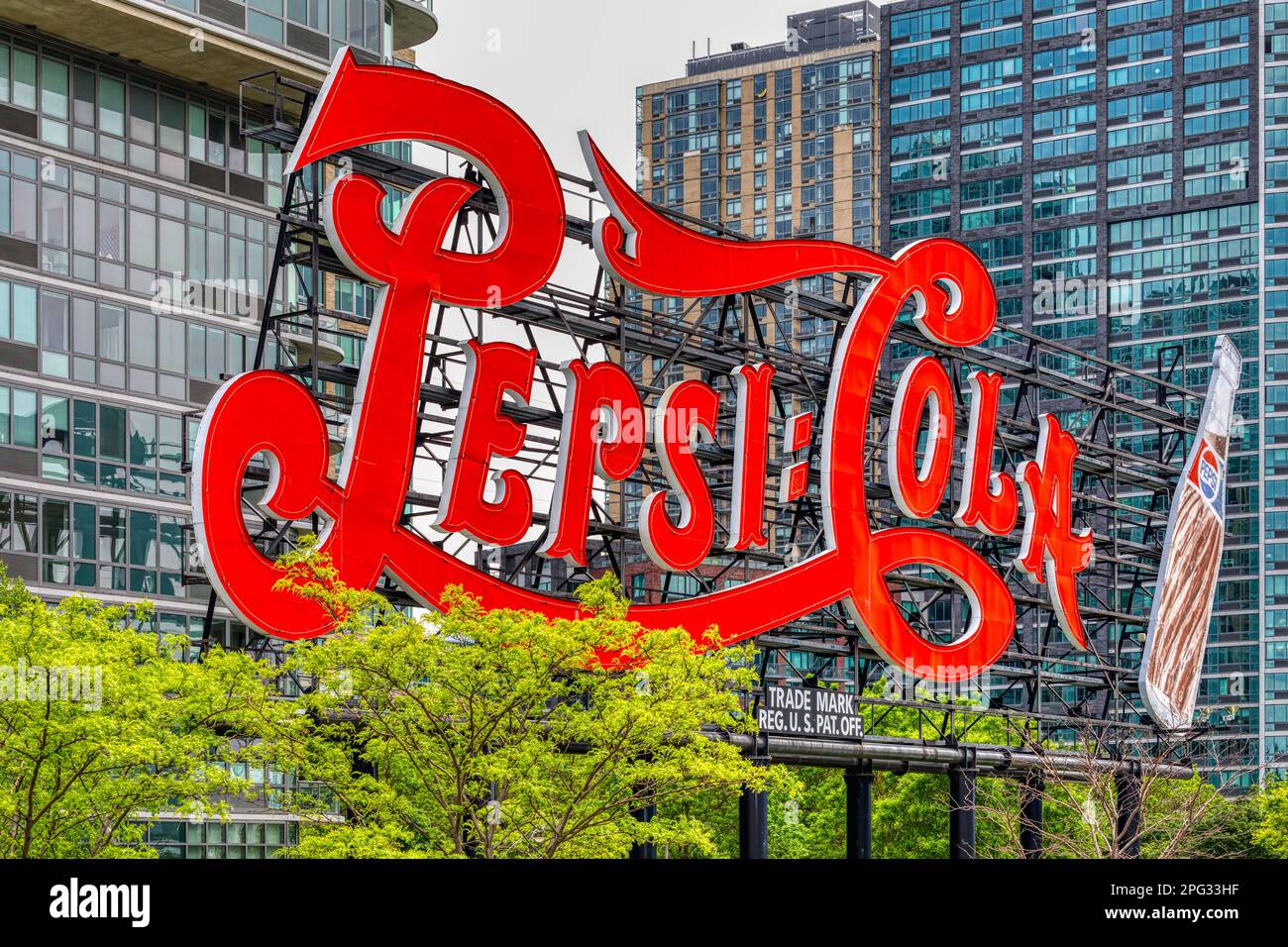 Das Wahrzeichen Pepsi-Cola am Gantry Plaza State Park ist eine Kopie des Originals, das auf einer jetzt abgerissenen Pepsi-Cola-Fabrik montiert wurde. Stockfoto