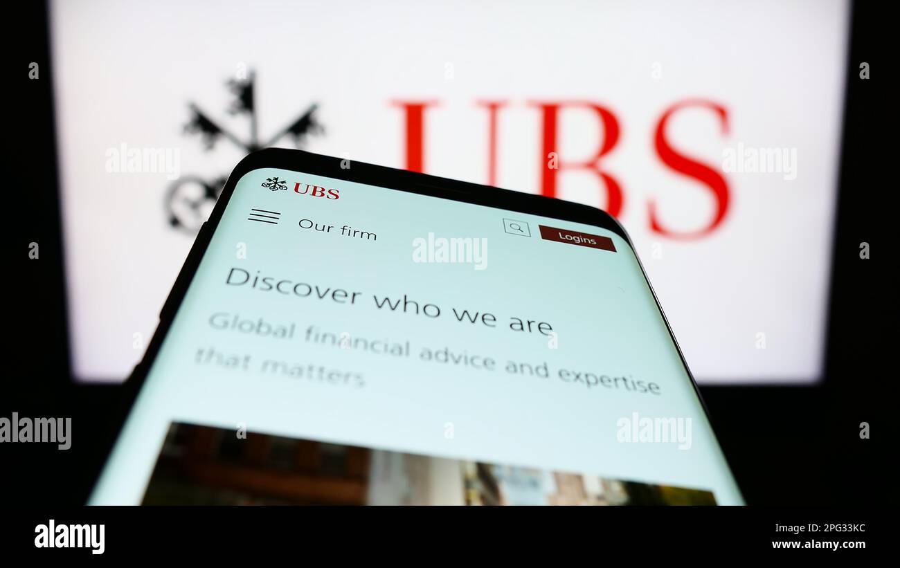 Mobiltelefon mit Webseite des Schweizer Bankunternehmens UBS Group AG auf dem Bildschirm vor dem Firmenlogo. Fokus auf oberer linker Seite des Telefondisplays. Stockfoto