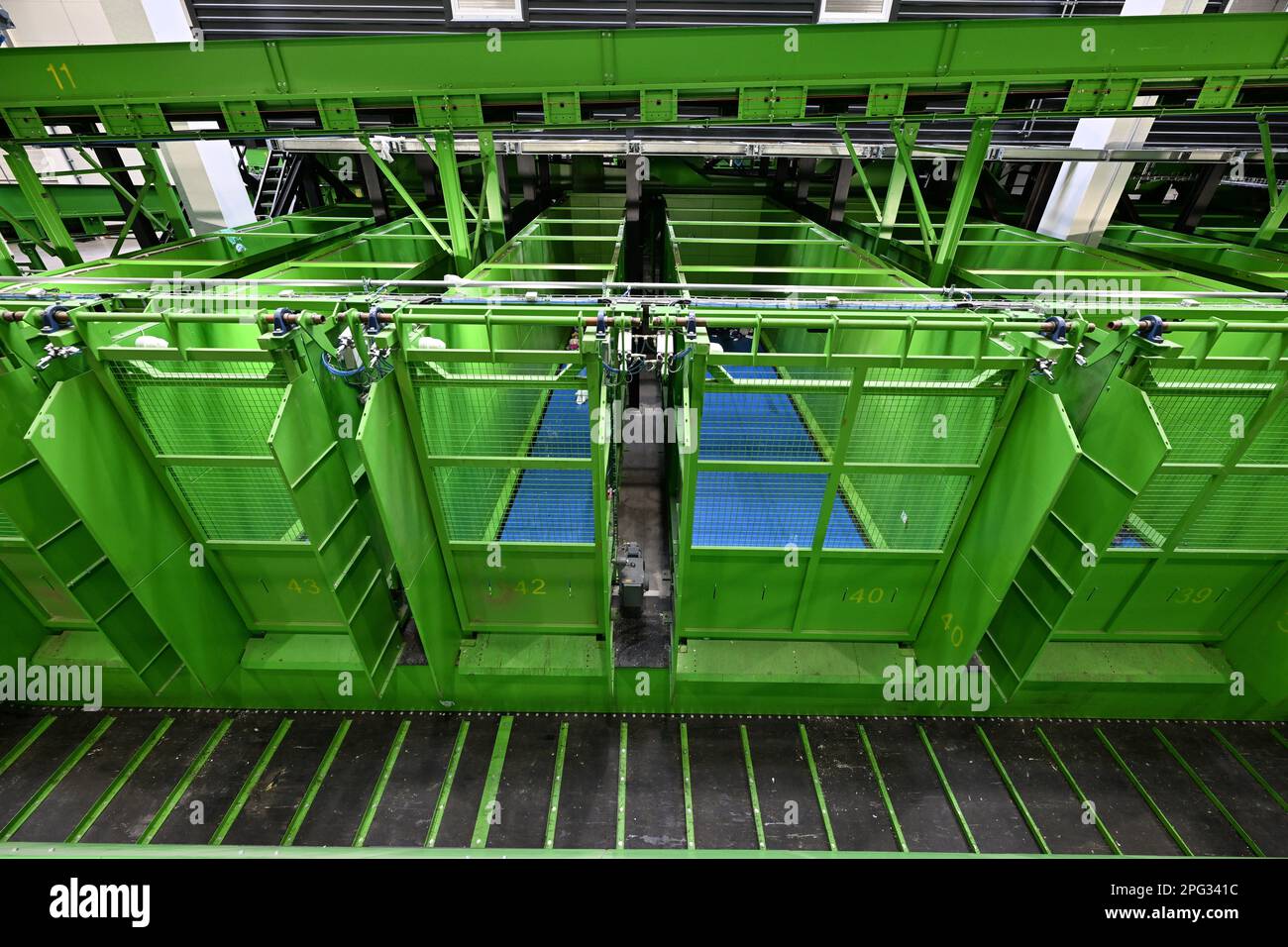 Eröffnung der Sortierlinie für Papier-, Kunststoff- und Metallbehälter am 20. März 2023 bei DER Firma SAKO Brno in Brünn, Tschechische Republik. (CTK Photo/Vaclav Salek) Stockfoto