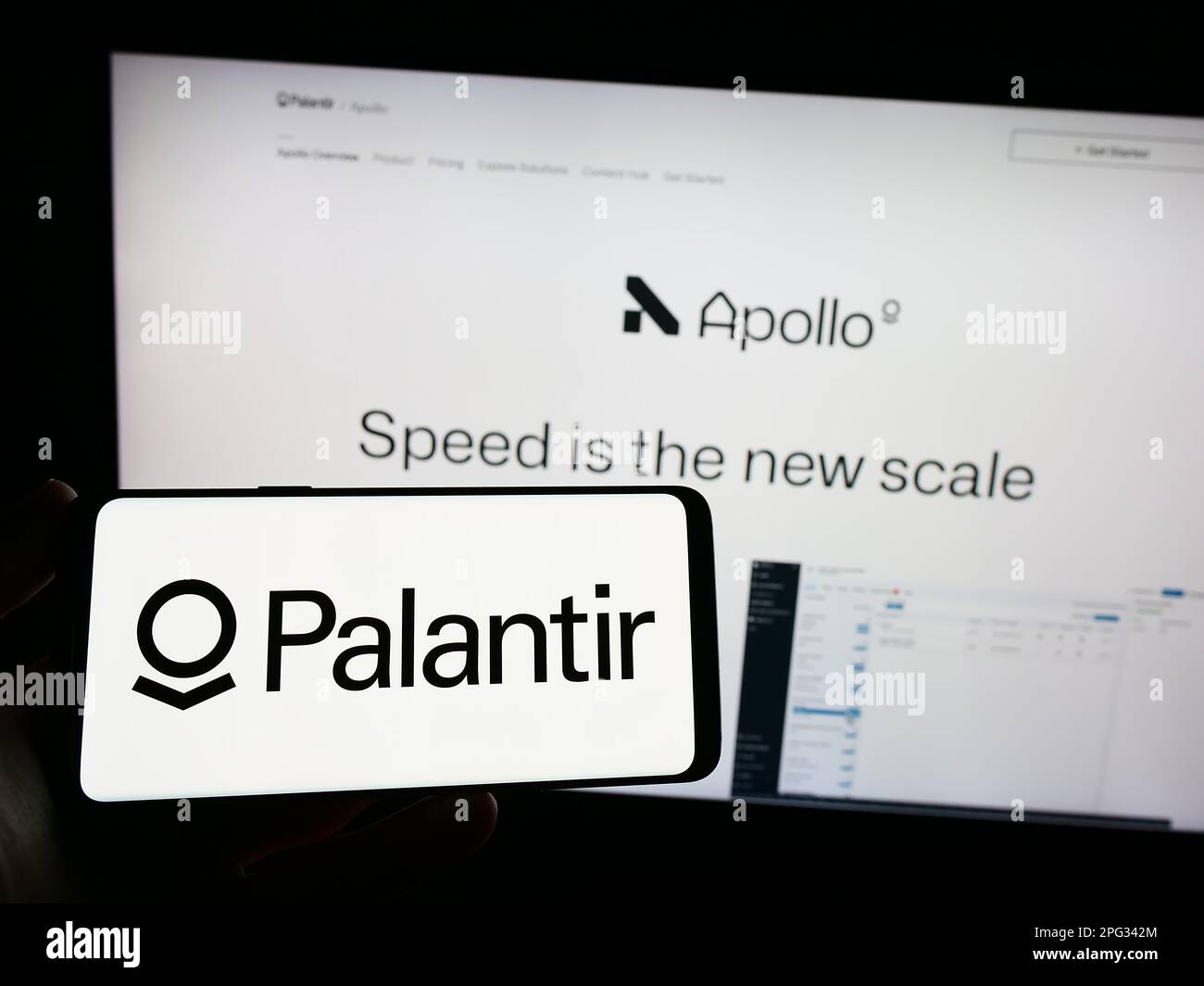 Person, die ein Smartphone mit dem Logo des US-Analyseunternehmens Palantir Technologies Inc. Auf dem Bildschirm vor der Website hält. Konzentrieren Sie sich auf das Display des Telefons. Stockfoto
