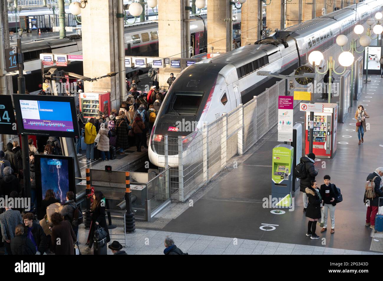 TGV-Zug in der Halle am Bahnhof Gare du Nord in Paris Stockfoto