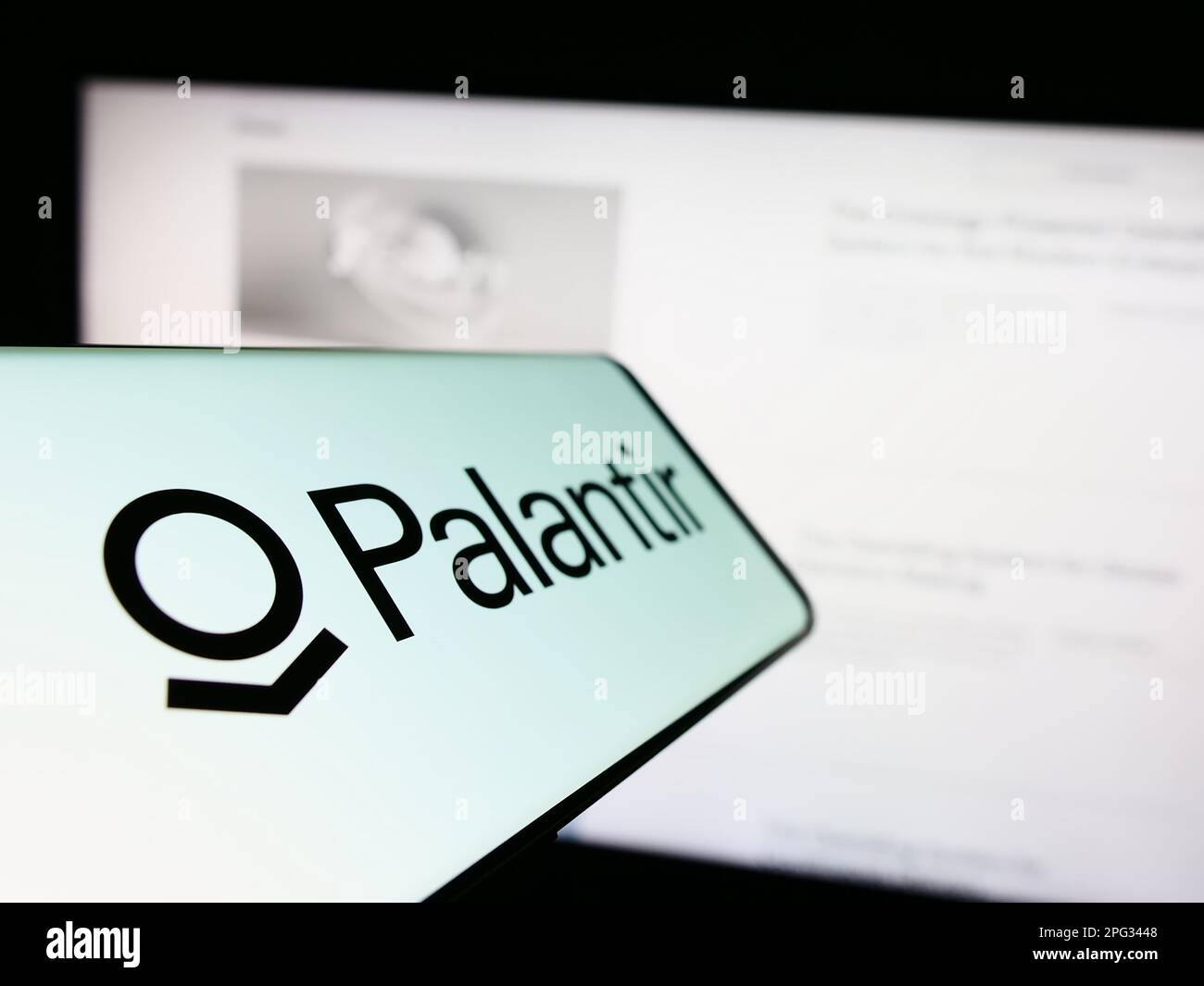 Smartphone mit Logo des amerikanischen Analyseunternehmens Palantir Technologies Inc. Auf dem Bildschirm vor der Website. Fokus auf der linken Seite des Telefondisplays. Stockfoto