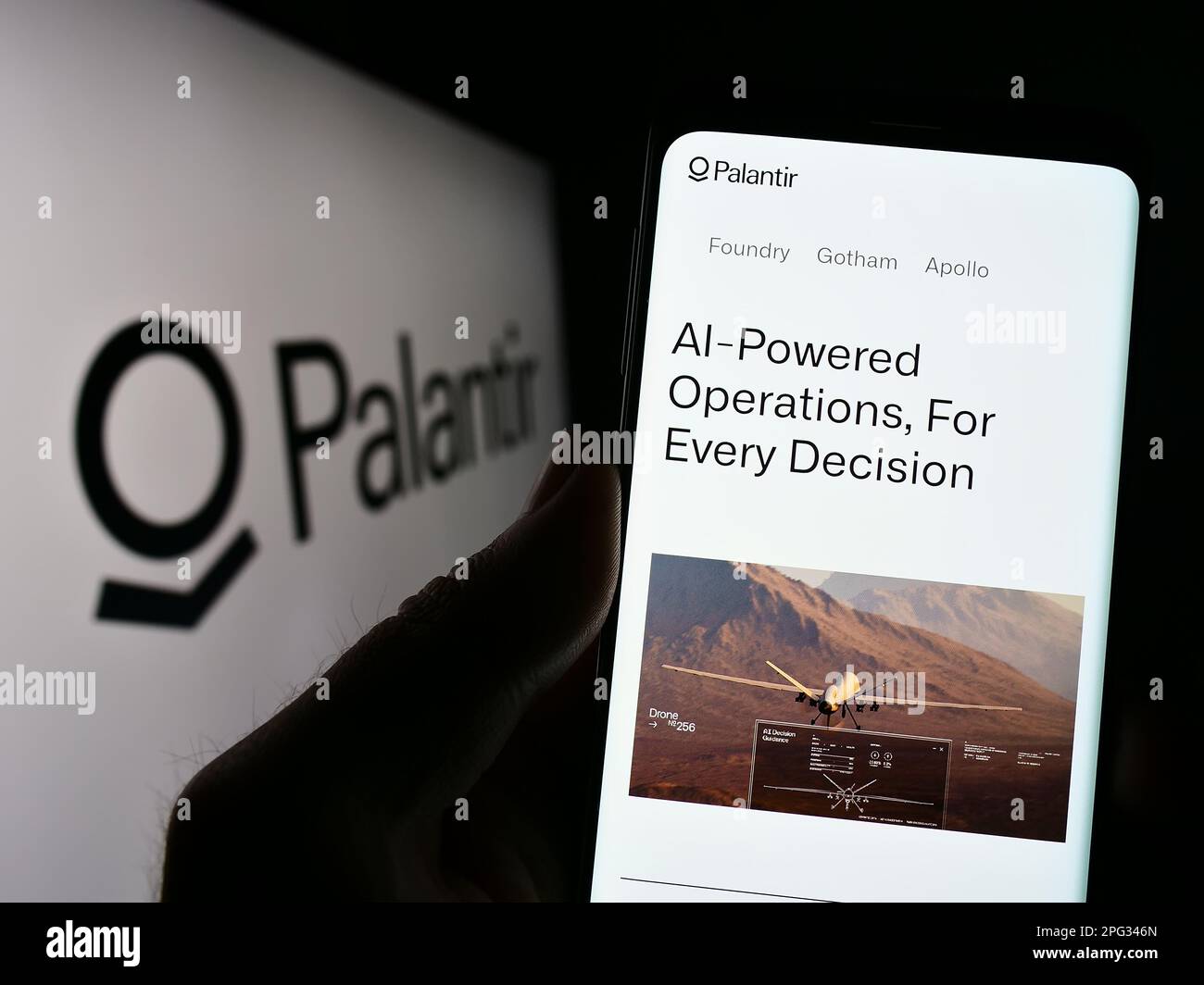 Person, die ein Mobiltelefon mit einer Website des US-Analyseunternehmens Palantir Technologies Inc. Auf dem Bildschirm mit Logo hält. Konzentrieren Sie sich auf die Mitte des Telefondisplays. Stockfoto