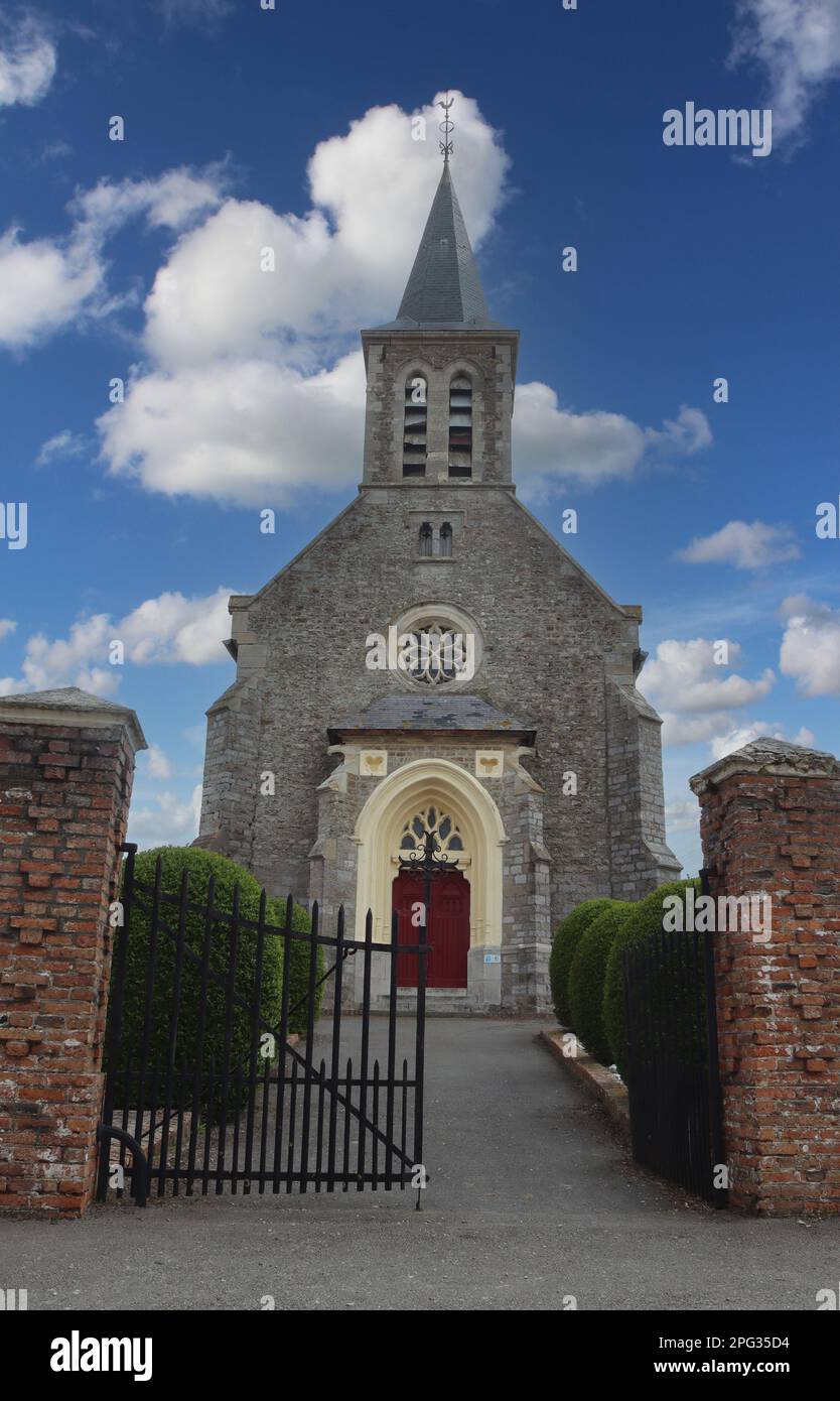 Die schöne katholische Kirche Saint-Martin d'Audembert aus dem 17. Jahrhundert in Hauts-de-France, Frankreich. Stockfoto