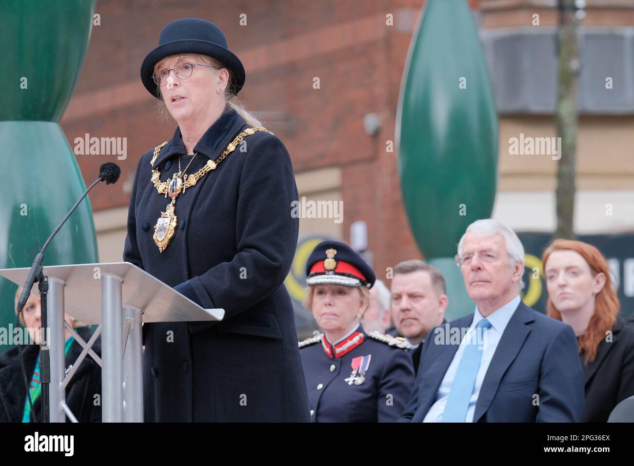 Warrington, Cheshire, Großbritannien. 20. März 2023. Sir John Major, Familien und Dignitries versammeln sich, um sich an den Bombenanschlag in Warrington zu erinnern, auf 30 Jahre. Jonathan Ball (3) und Tim Parry (12) starben und 54 weitere wurden verletzt. Kredit: Mark Lear / Alamy Live News Stockfoto