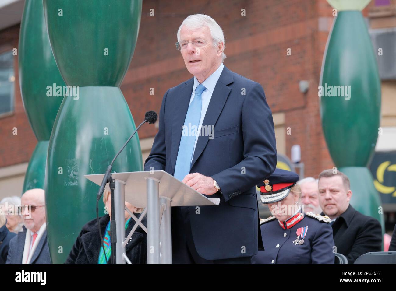 Warrington, Cheshire, Großbritannien. 20. März 2023. Sir John Major, Familien und Dignitries versammeln sich, um sich an den Bombenanschlag in Warrington zu erinnern, auf 30 Jahre. Jonathan Ball (3) und Tim Parry (12) starben und 54 weitere wurden verletzt. Kredit: Mark Lear / Alamy Live News Stockfoto