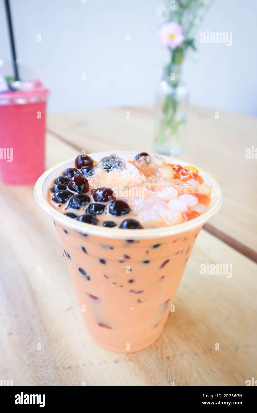 Milchtee oder thai-Tee oder Bubble Tea zum Servieren Stockfoto