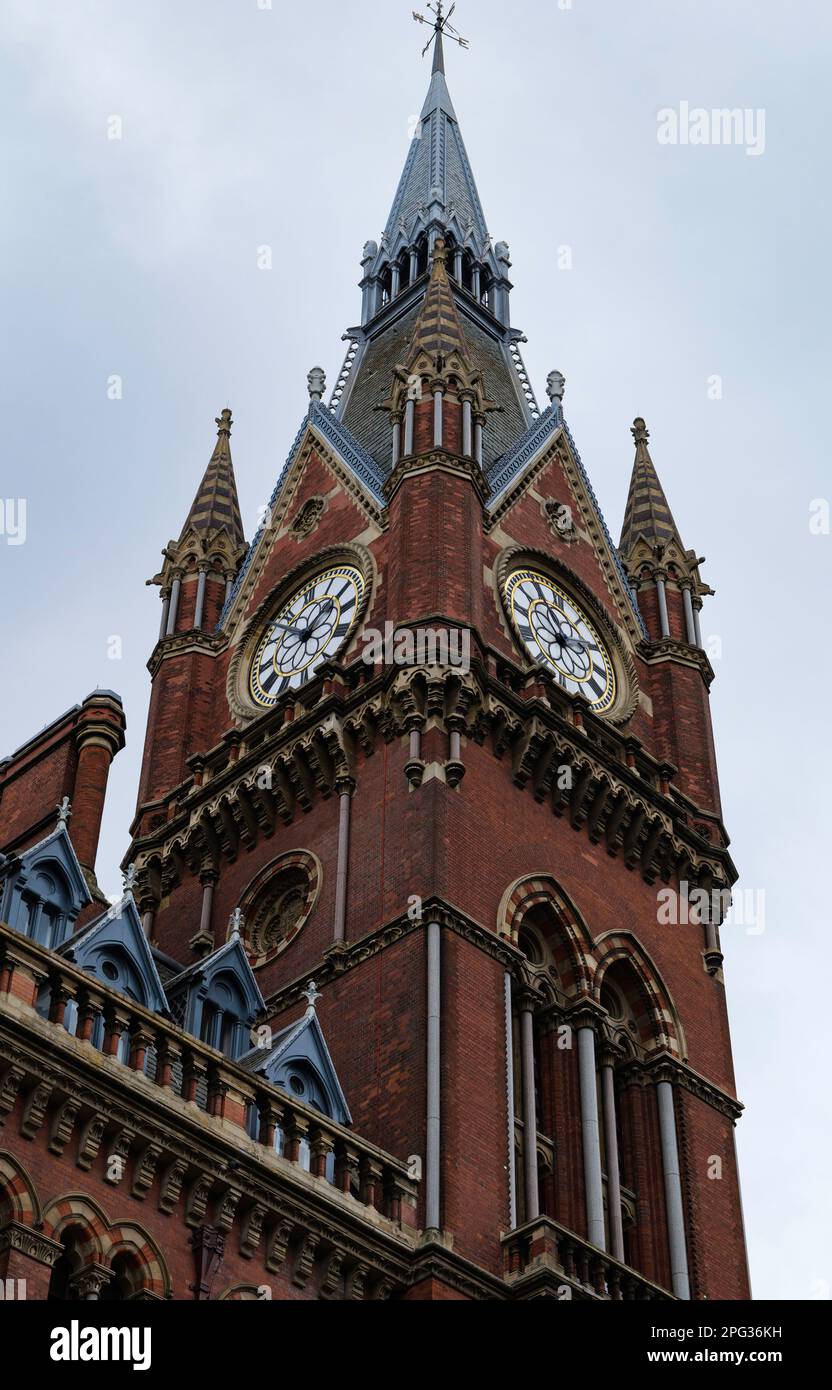 London - 05 07 2022 Uhr: Details zum Glockenturm der St. Pancras International Station Clock auf der Euston Rd Stockfoto