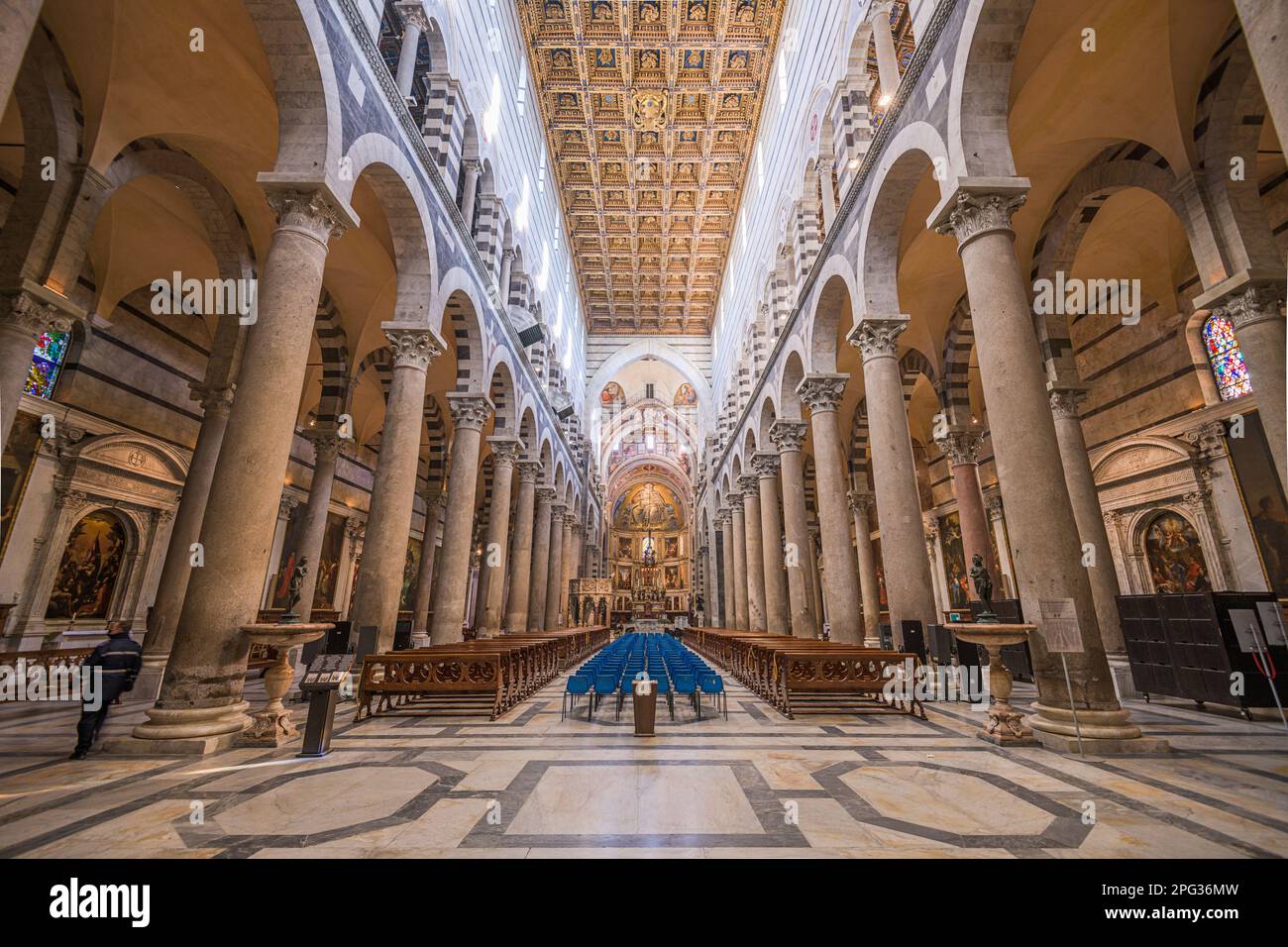 PISA, ITALIEN - 18. DEZEMBER 2021: Im Inneren der Kathedrale von Pisa. Stockfoto