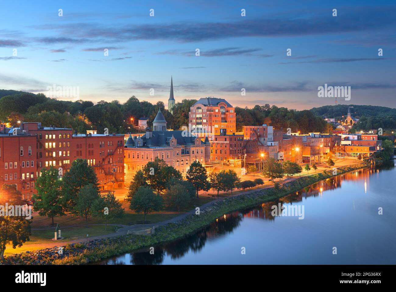 Augusta, Maine, USA, Skyline der Innenstadt am Kennebec River bei Abenddämmerung. Stockfoto