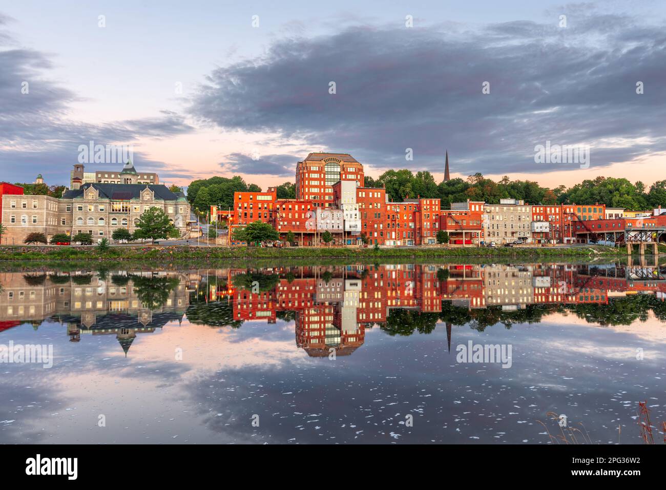 Augusta, Maine, USA, Skyline im Stadtzentrum am Kennebec River bei Sonnenaufgang. Stockfoto