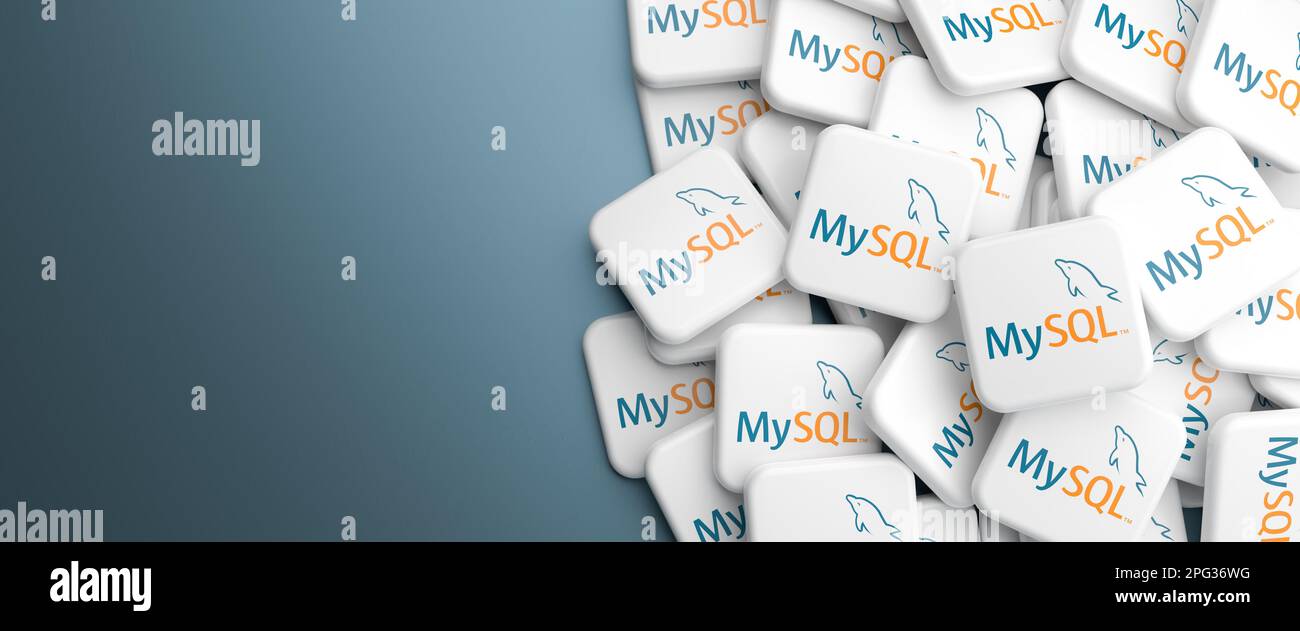 Logos des Open-Source-Datenbanksystems MySQL auf einem Heap auf einem Tisch. Webbannerformat, Kopierbereich. Stockfoto