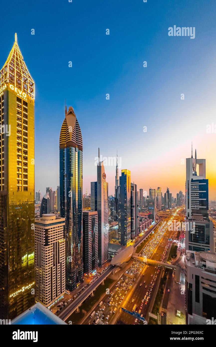 Blick auf die Sheikh Zayed Road bei Sonnenuntergang im Dubai Downtown Financial Center, Vereinigte Arabische Emirate Stockfoto