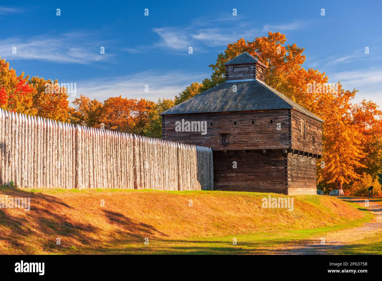 Augusta, Maine, USA, im historischen Fort Western am Morgen im Herbst. Stockfoto