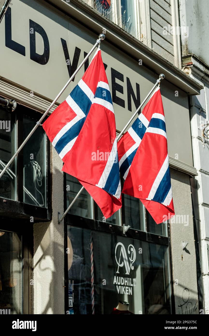 Stavanger, Norwegen, 10 2023. März, zwei norwegische Nationalflaggen hängen an Polen vor Einem Gebäude ohne Menschen Stockfoto