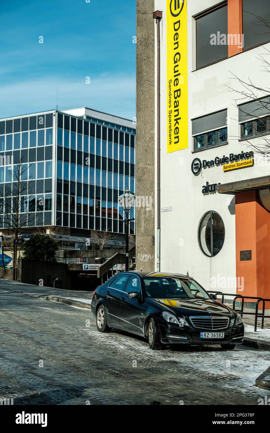 Stavanger, Norwegen, März 10 2023, Zweigstelle Der Den Gule Banker Bank Downtown Stavenger Mit Mercedes Limousine Parkt Draußen Und Keine Personen Stockfoto