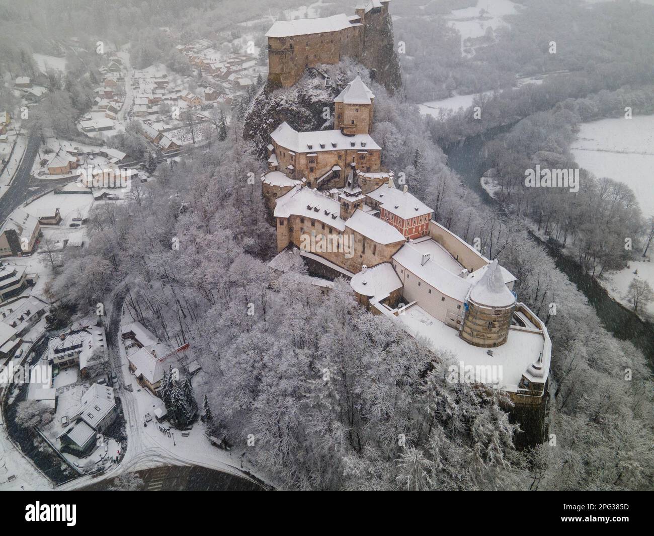 Ein Luftblick auf die Burg Orava auf einem verschneiten Berg in der Slowakei Stockfoto