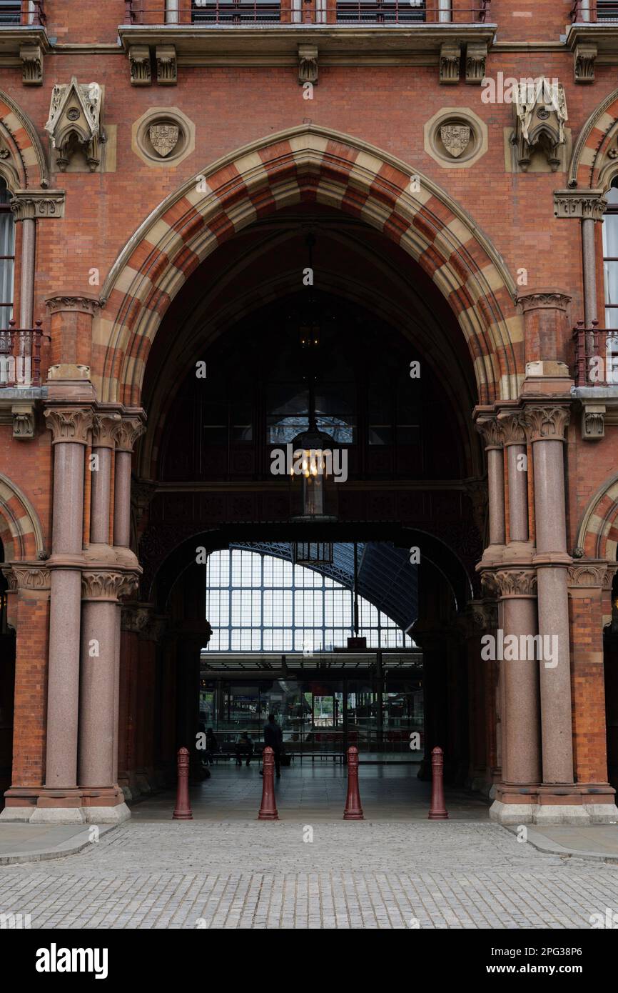 London - 05 07 2022 Uhr: Eingangstür zur Halle der St. Pancras International Station auf der Euston Rd Stockfoto