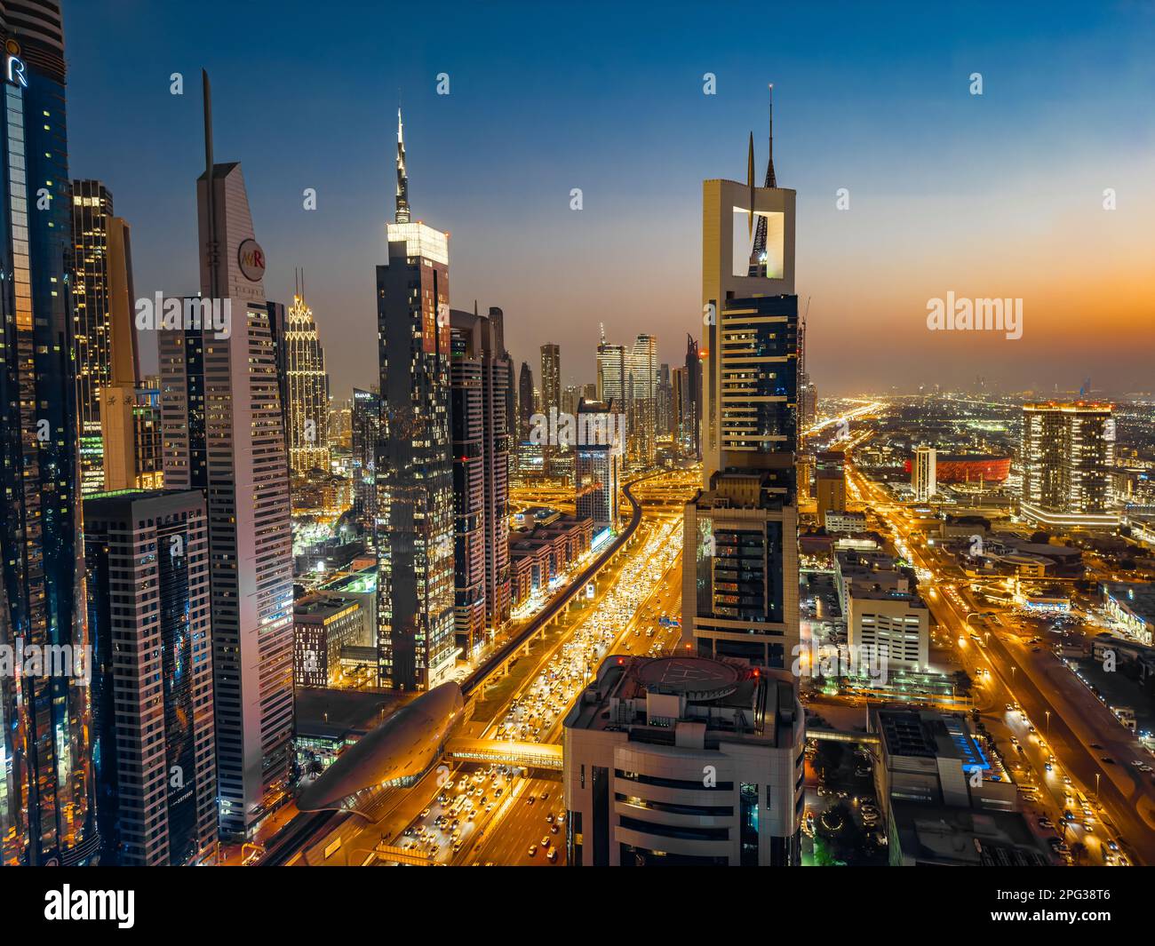 Blick auf die Sheikh Zayed Road bei Sonnenuntergang im Dubai Downtown Financial Center, Vereinigte Arabische Emirate Stockfoto