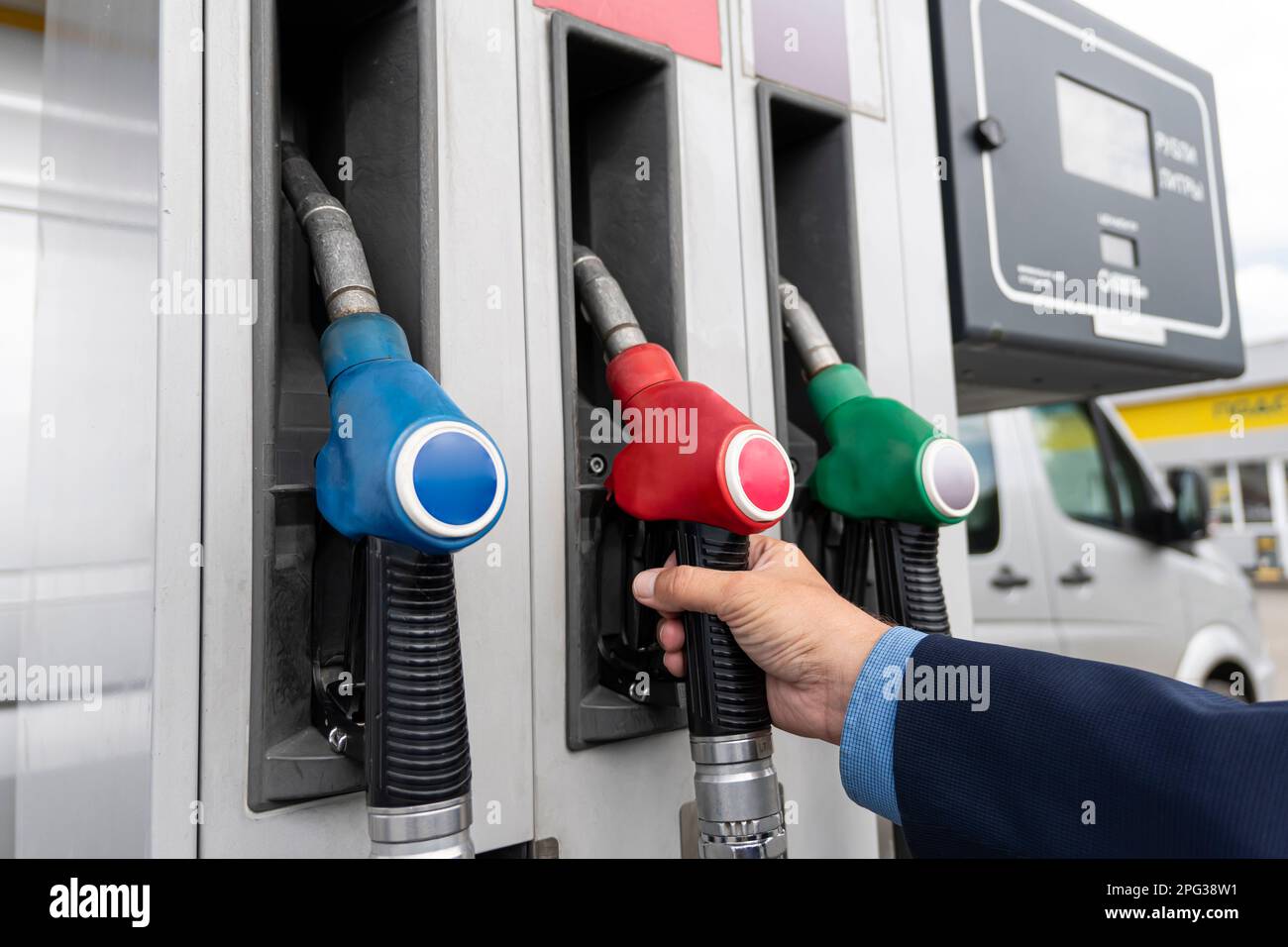 Ein weißer Mann streckt ihre Hand, um mit Diesel zu tanken, Nahaufnahme Stockfoto