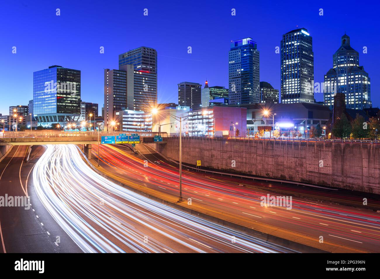 Hartford, Connecticut, USA-Autobahn und die Skyline. Stockfoto