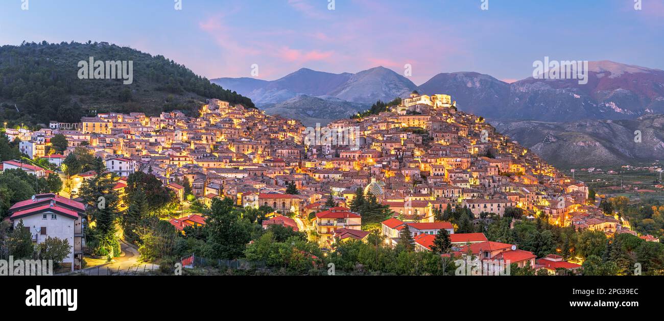 Morano Calabro, Italien, auf einem Hügel gelegene Stadt in der Provinz Cosenza in der Region Kalabrien bei Dämmerung. Stockfoto
