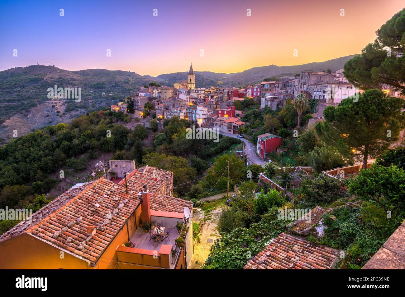 Das Dorf Novara di Sicilia, Sizilien, Italien bei Tagesanbruch. Stockfoto