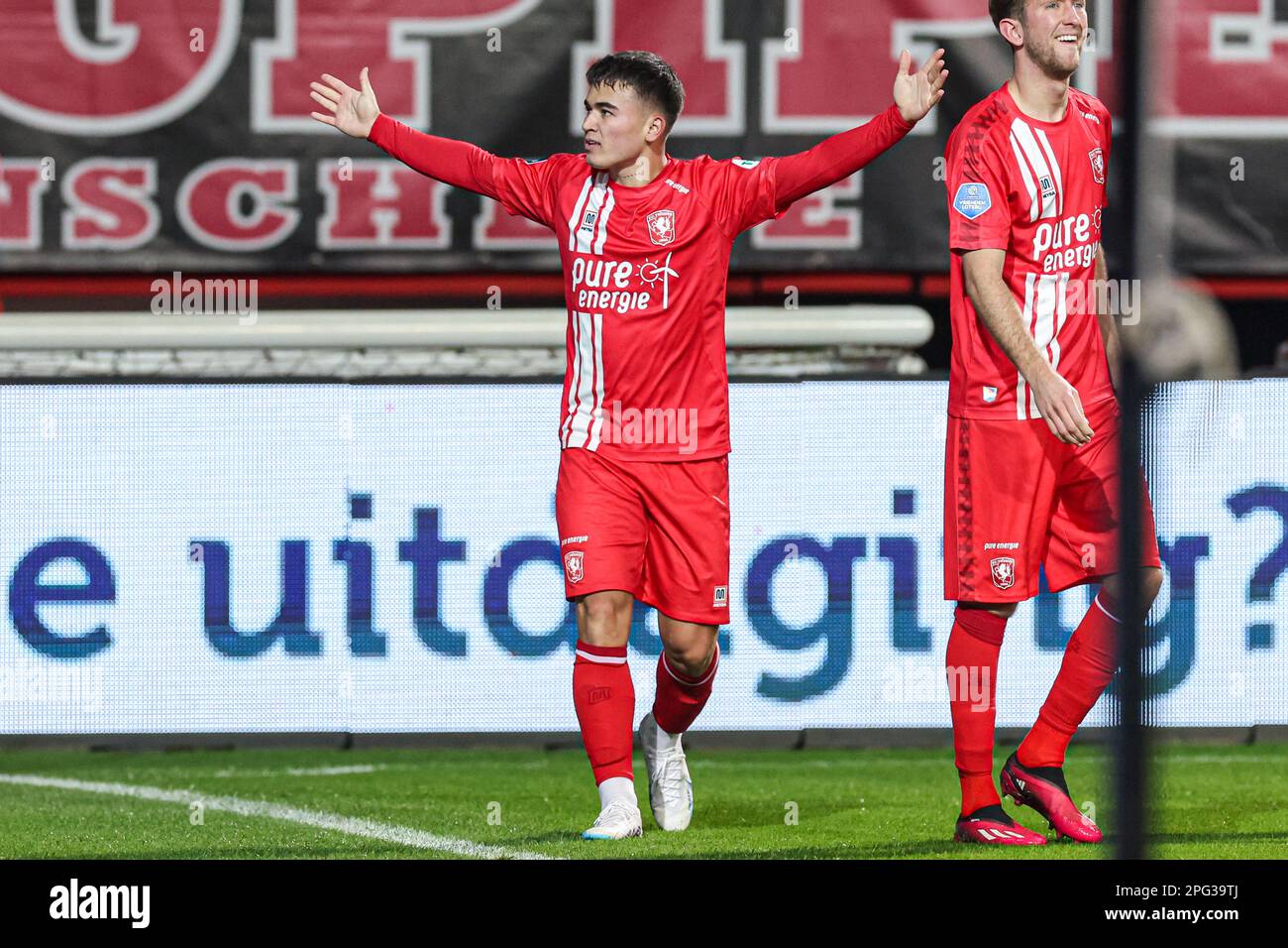 ENSCHEDE, NIEDERLANDE - MÄRZ 19: Manfred Ugalde vom FC Twente feiert das erste Tor beim niederländischen Eredivisie-Spiel zwischen dem FC Twente und AZ AT Stockfoto