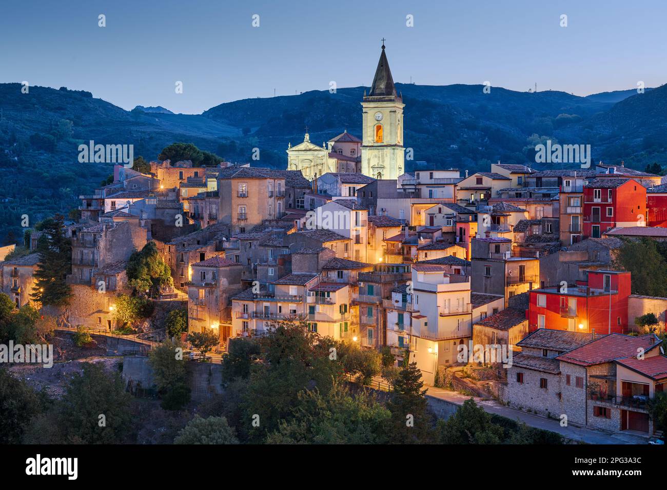 Das Dorf Novara di Sicilia, Sizilien, Italien bei Tagesanbruch. Stockfoto