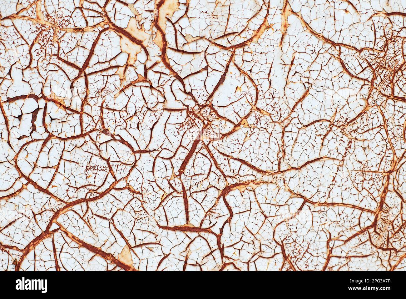 Abstrakter Hintergrund aus rostigem Metall. Textur einer alten Grunge-Metallplatte mit gerissener Farbe. Rostig weiß und braun bemalte Wand. Stockfoto