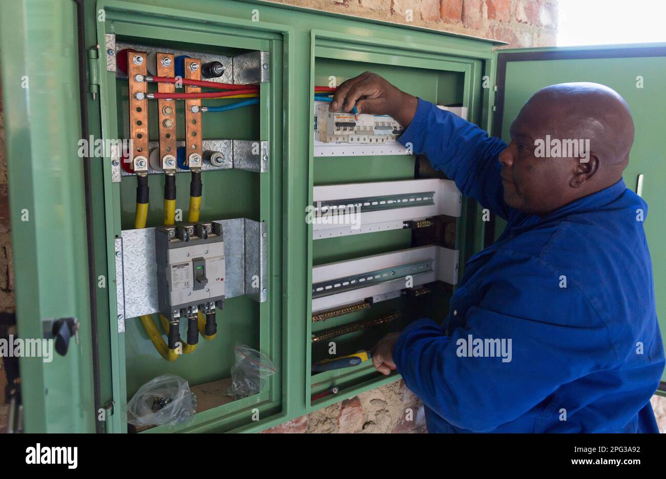 Elektriker der Verdrahtung der elektrischen Verteilung während der Bau eines neuen Gebäudes Stockfoto