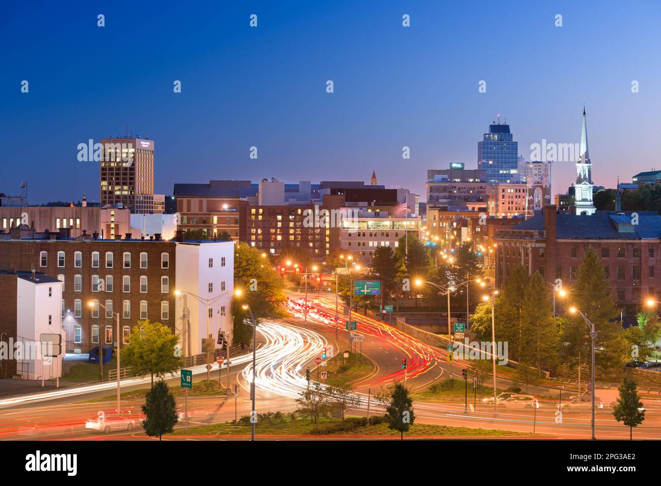 Die Skyline von Worcester, Massachusetts, USA, in der Abenddämmerung. Stockfoto