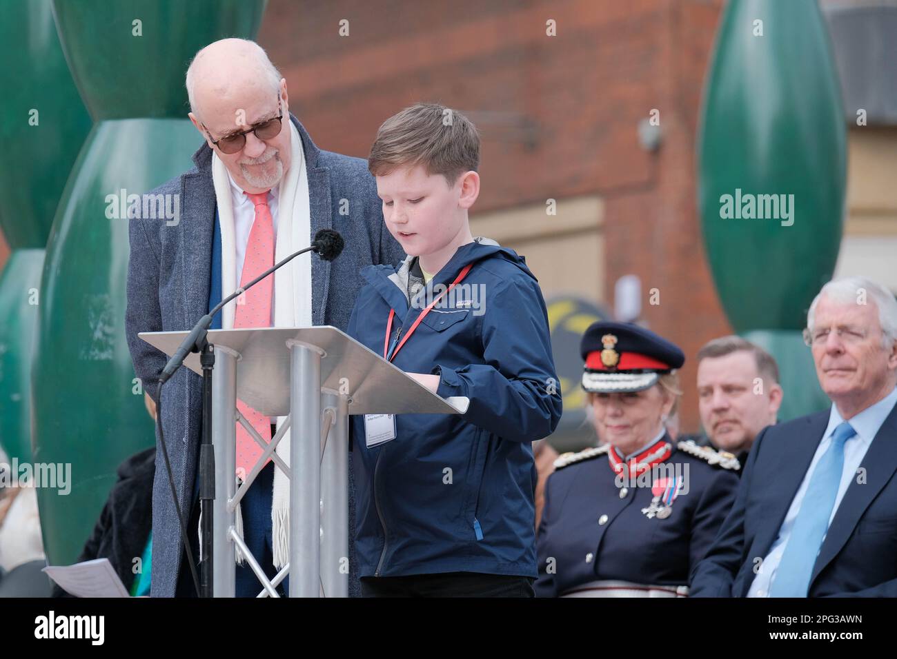 Warrington, Cheshire, Großbritannien. 20. März 2023. Sir John Major, Familien und Dignitries versammeln sich, um sich an den Bombenanschlag in Warrington zu erinnern, auf 30 Jahre. Jonathan Ball (3) und Tim Parry (12) starben und 54 weitere wurden verletzt. Kredit: Mark Lear / Alamy Live News Stockfoto