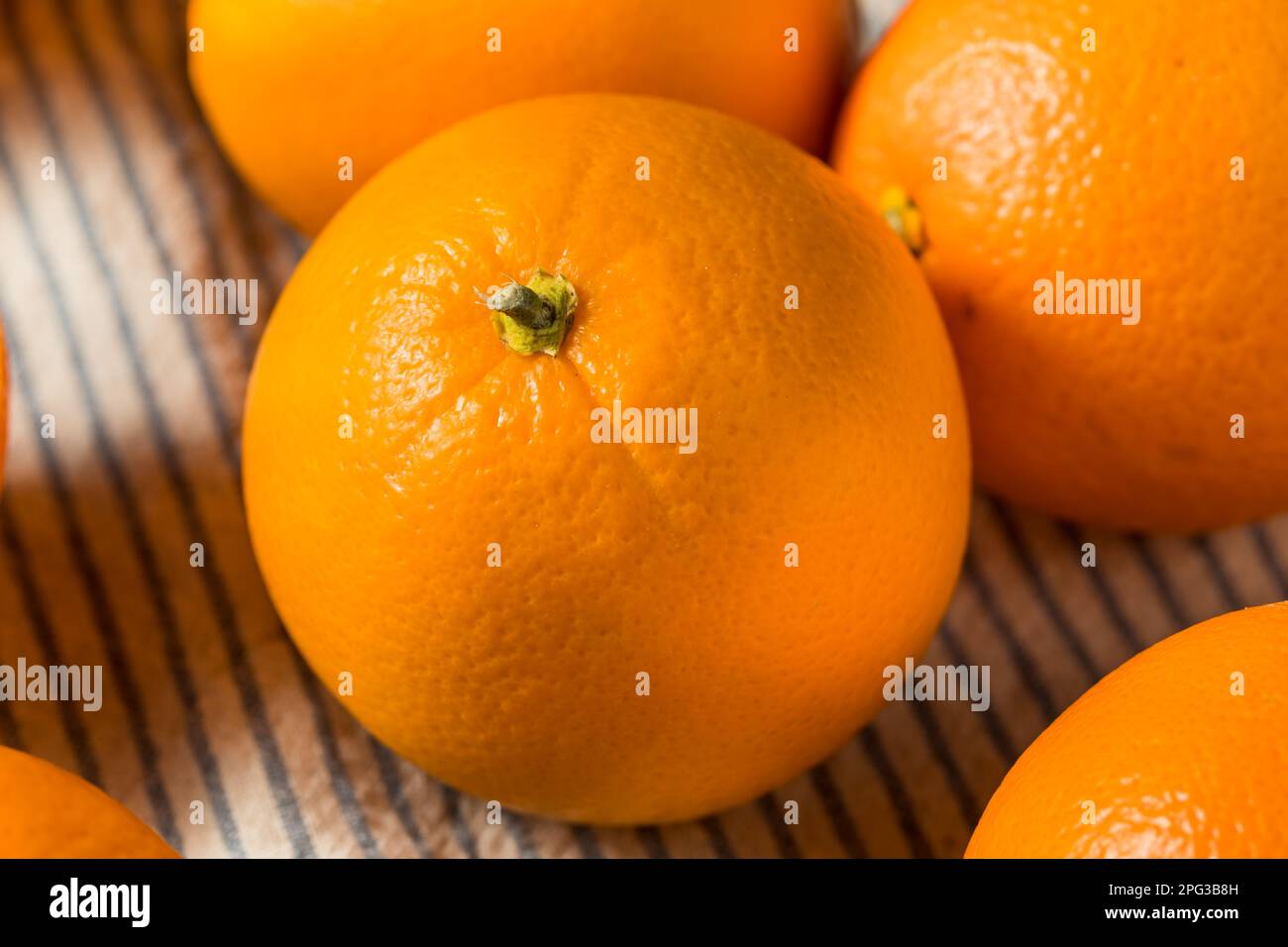 Ein biologisch roher Haufen Orangen, fertig zum Essen Stockfoto