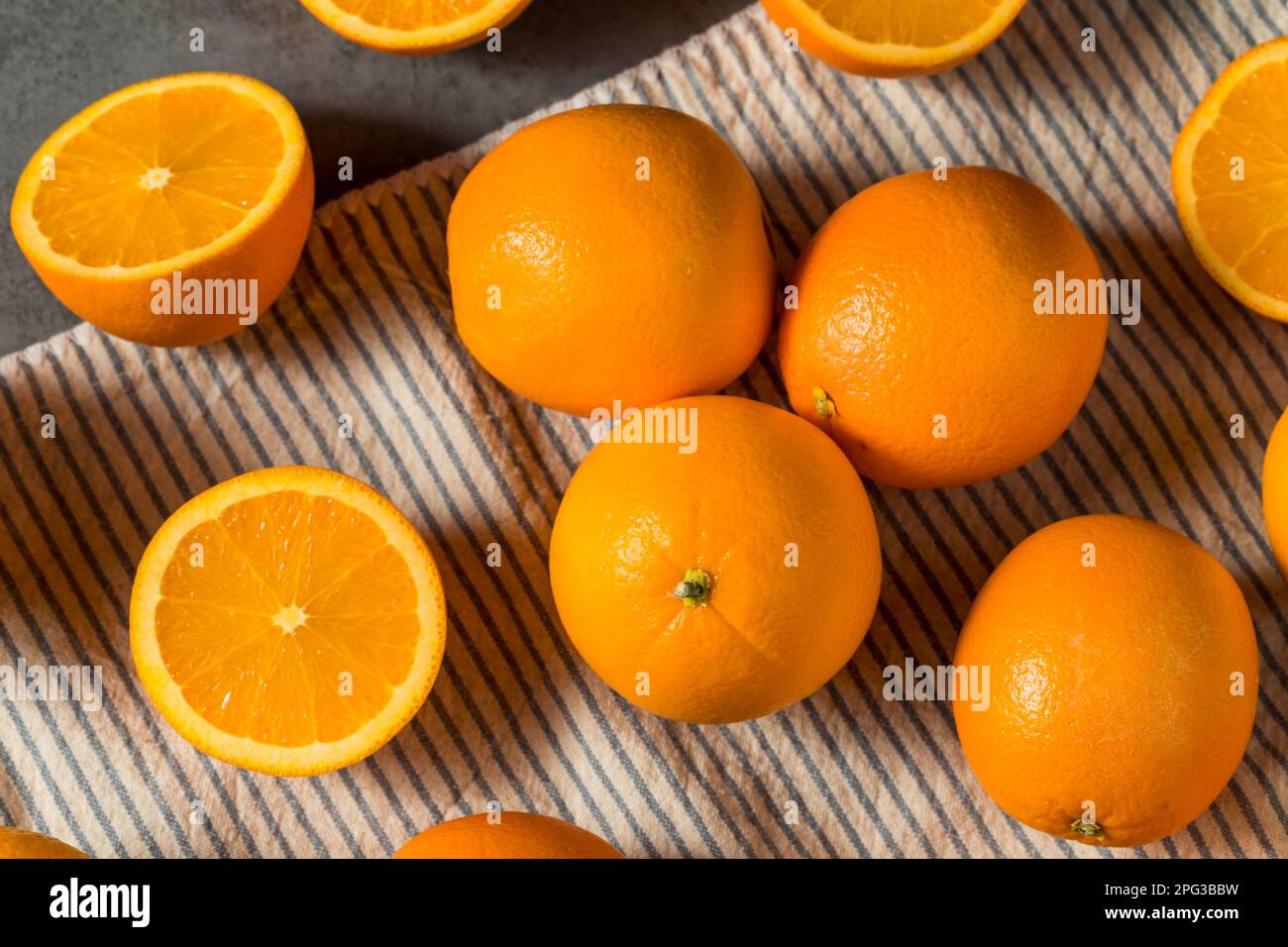 Ein biologisch roher Haufen Orangen, fertig zum Essen Stockfoto