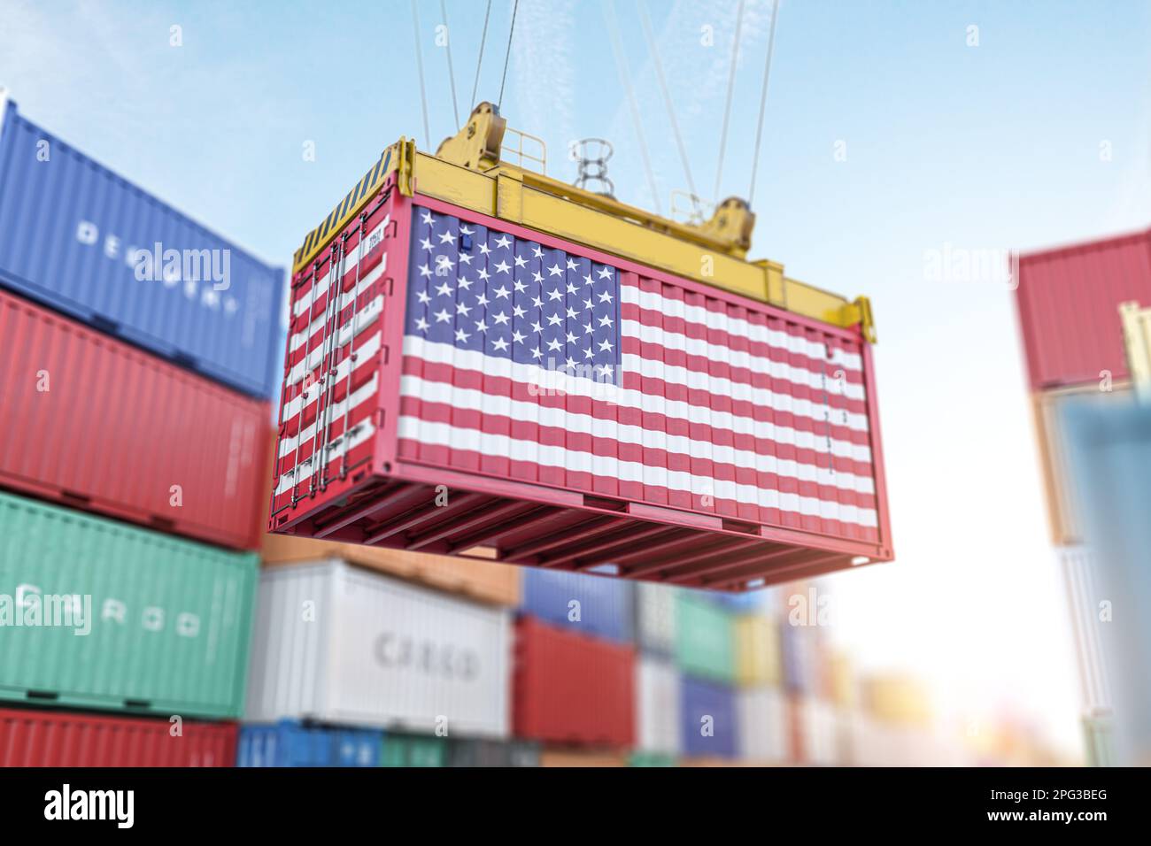 Frachtcontainer mit US-amerikanischer Flagge in einem Hafen. Produktion, Lieferung, Versand und Frachttransport amerikanischer Produkte Stockfoto