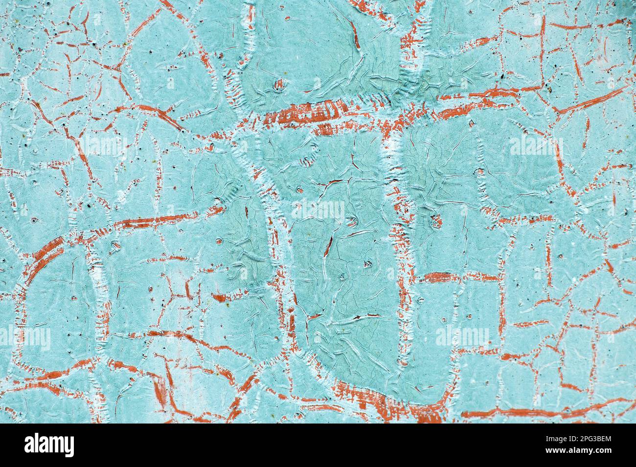 Rostig-türkisfarbener abstrakter Metallhintergrund. Textur einer alten blauen Grunge-Metallplatte mit gerissener Farbe. Rostig weiß und braun bemalte Wand. Stockfoto