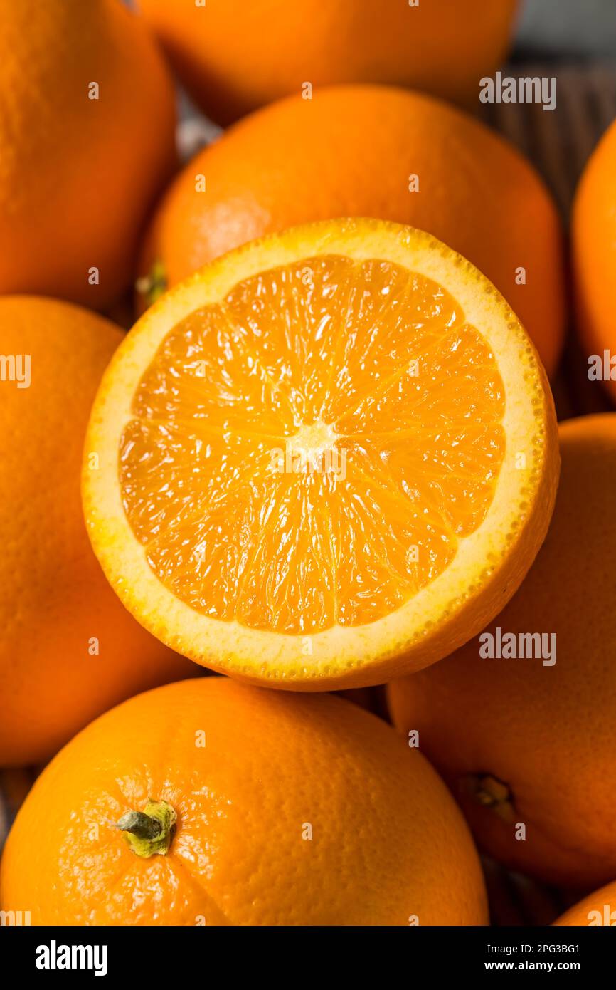 Ein biologisch roher Haufen Orangen, fertig zum Essen Stockfoto