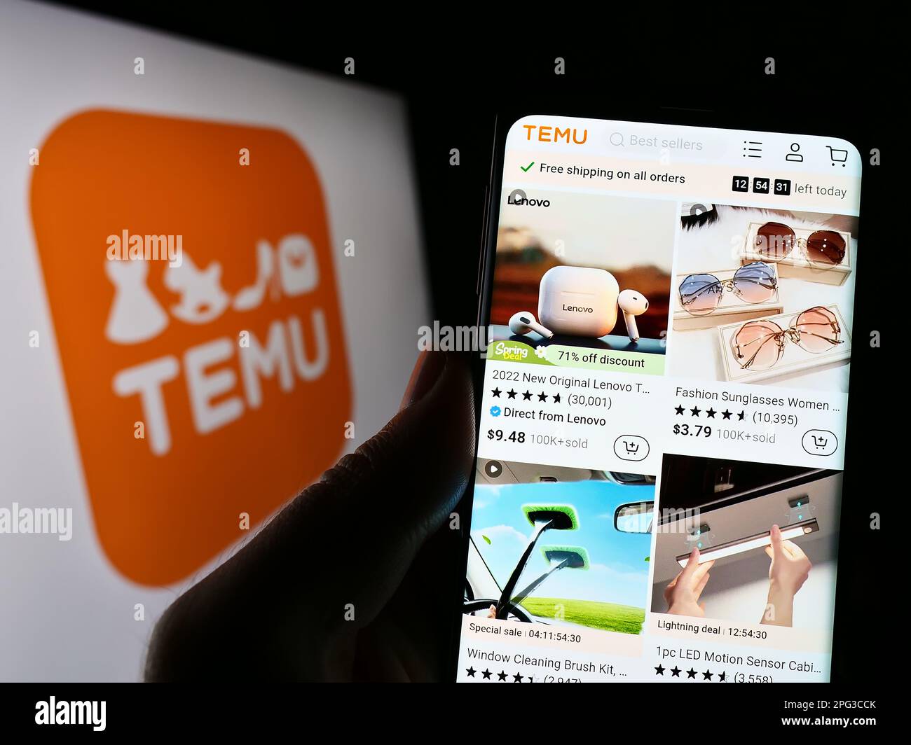 Person, die ein Mobiltelefon mit einer Website des US-amerikanischen Online-Shop-Unternehmens Temu auf dem Bildschirm vor dem Unternehmenslogo hält. Konzentrieren Sie sich auf die Mitte des Telefondisplays. Stockfoto