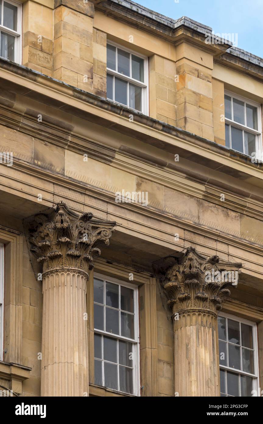 Die neoklassizistischen Fassaden der Gebäude auf der Grey Street, Teil von „Grainger Town“, Newcastle upon Tyne, England Stockfoto