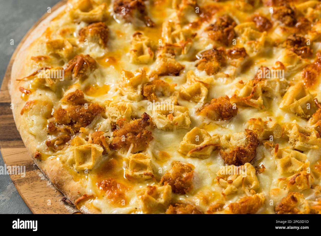 Gourmet Chicken and Waffle Pizza mit Sirup und Käse Stockfoto