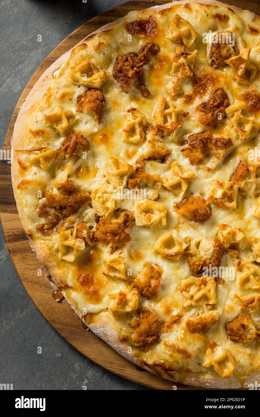 Gourmet Chicken and Waffle Pizza mit Sirup und Käse Stockfoto
