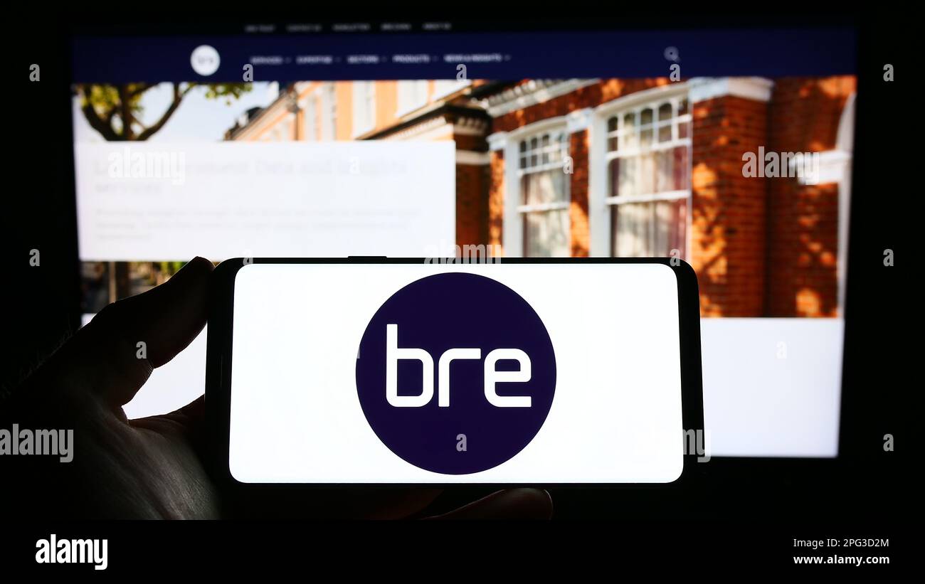 Person, die ein Smartphone mit dem Logo der Building Research Establishment (BRE) auf dem Bildschirm vor der Website hält. Konzentrieren Sie sich auf das Display des Telefons. Stockfoto